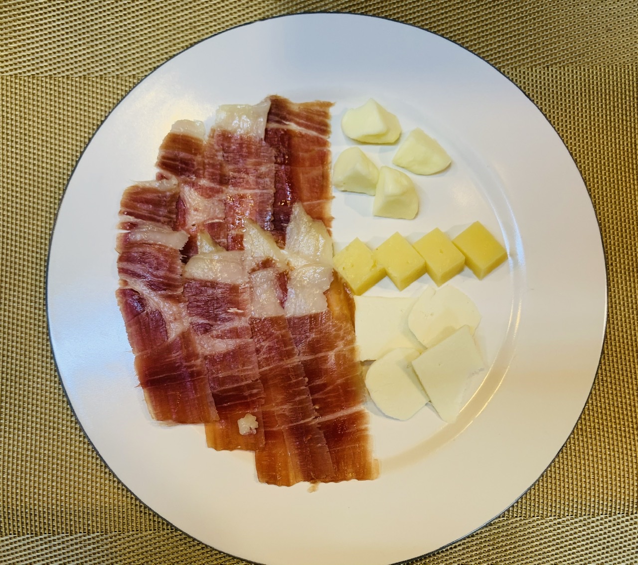 生ハムとチーズの盛合わせ